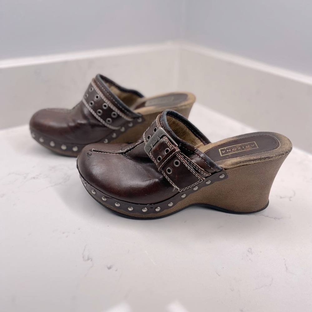 Buckled platform clogs